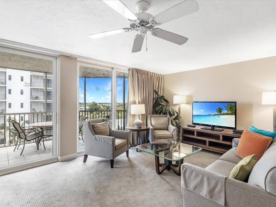 TV and multimedia, Balcony/Terrace, Living room, Seating area, furniture