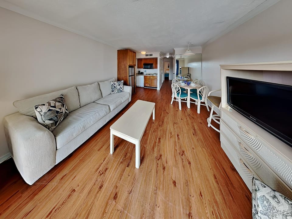 TV and multimedia, Kitchen or kitchenette, Living room, Seating area, Dining area, furniture