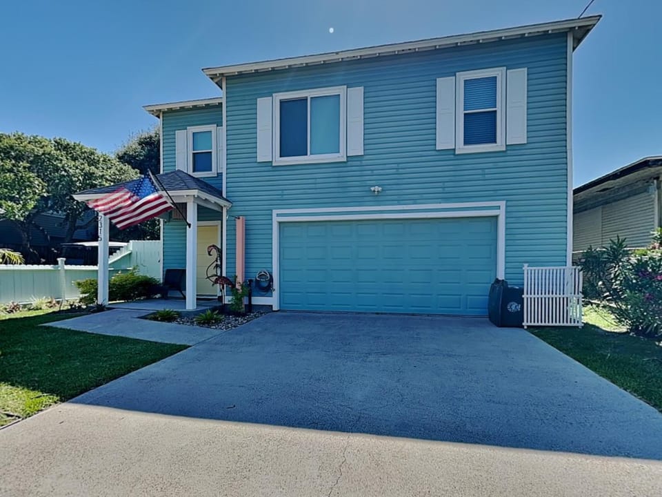 Property building, Facade/entrance, Neighbourhood, Garden, Parking