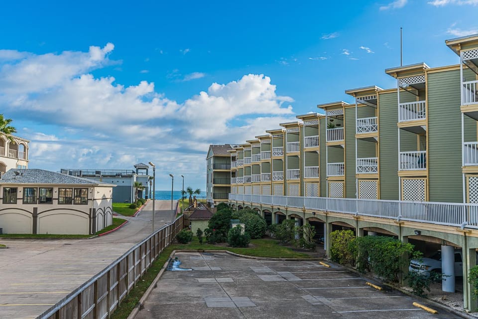 Property building, Balcony/Terrace, Sea view, Parking