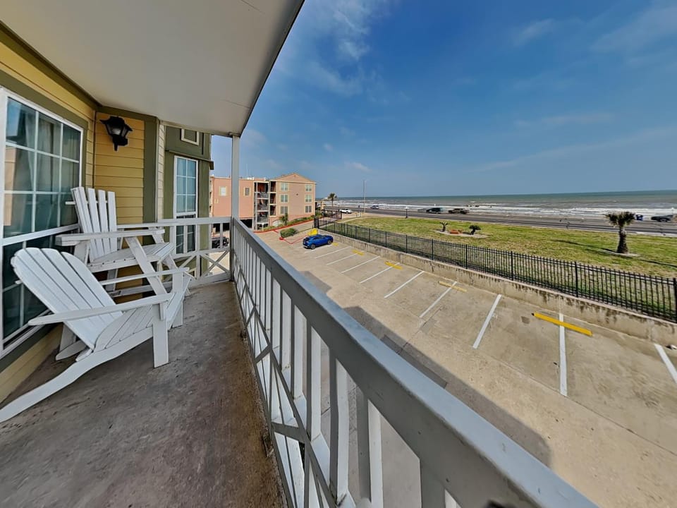 Balcony/Terrace, Seating area, Beach, Sea view, Parking