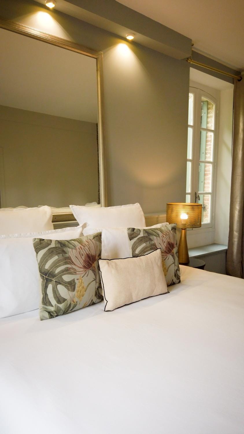 Bed, Living room, Photo of the whole room, Seating area, Bedroom