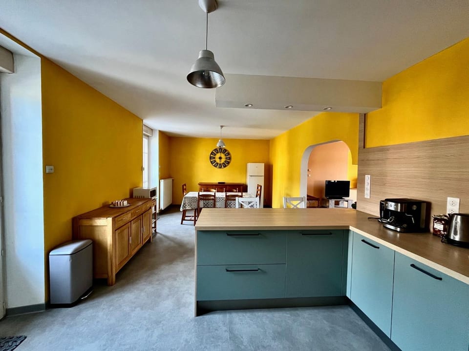 Kitchen or kitchenette, Dining area, minibar, oven