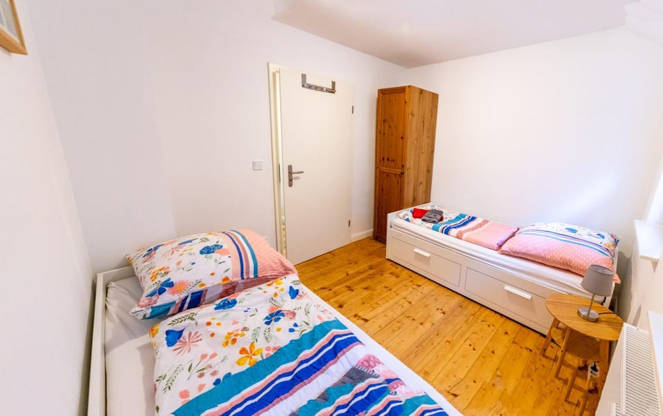 Photo of the whole room, Bedroom, wardrobe