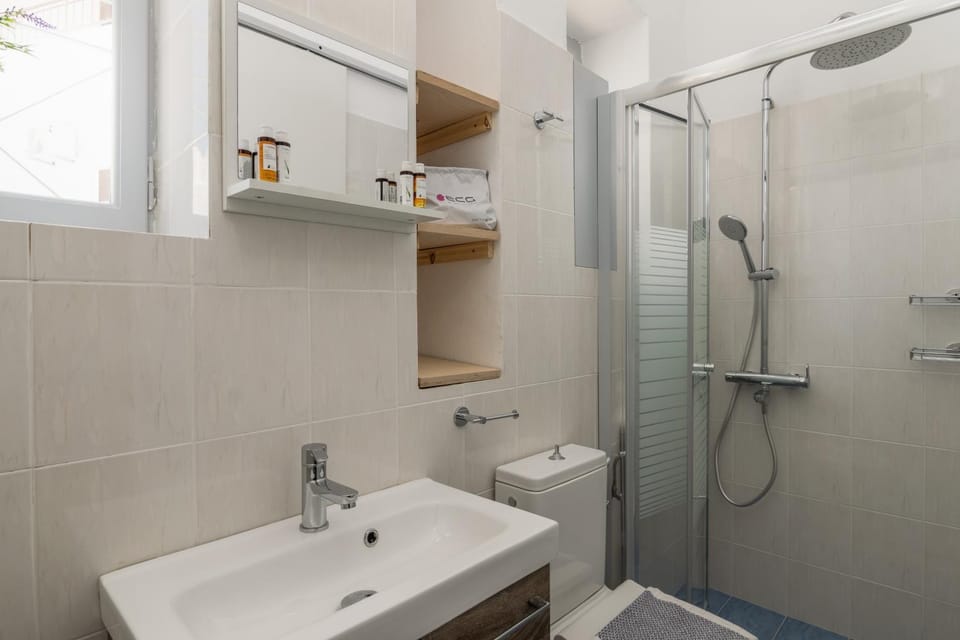 Anchorage Apartment in Milos