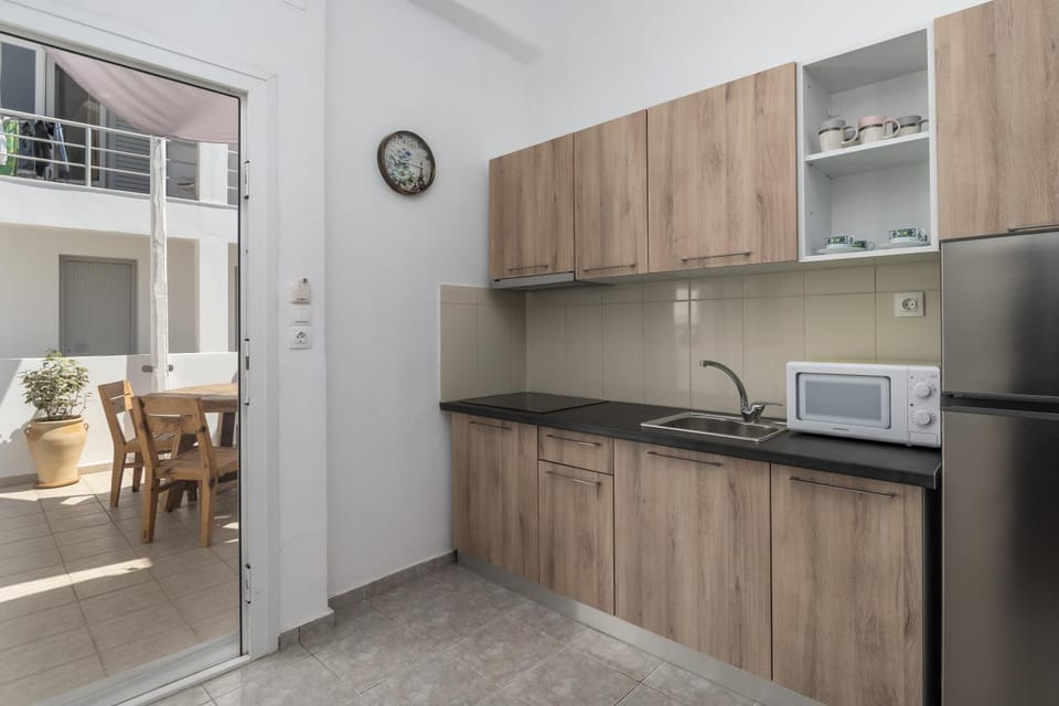 Anchorage Apartment in Milos