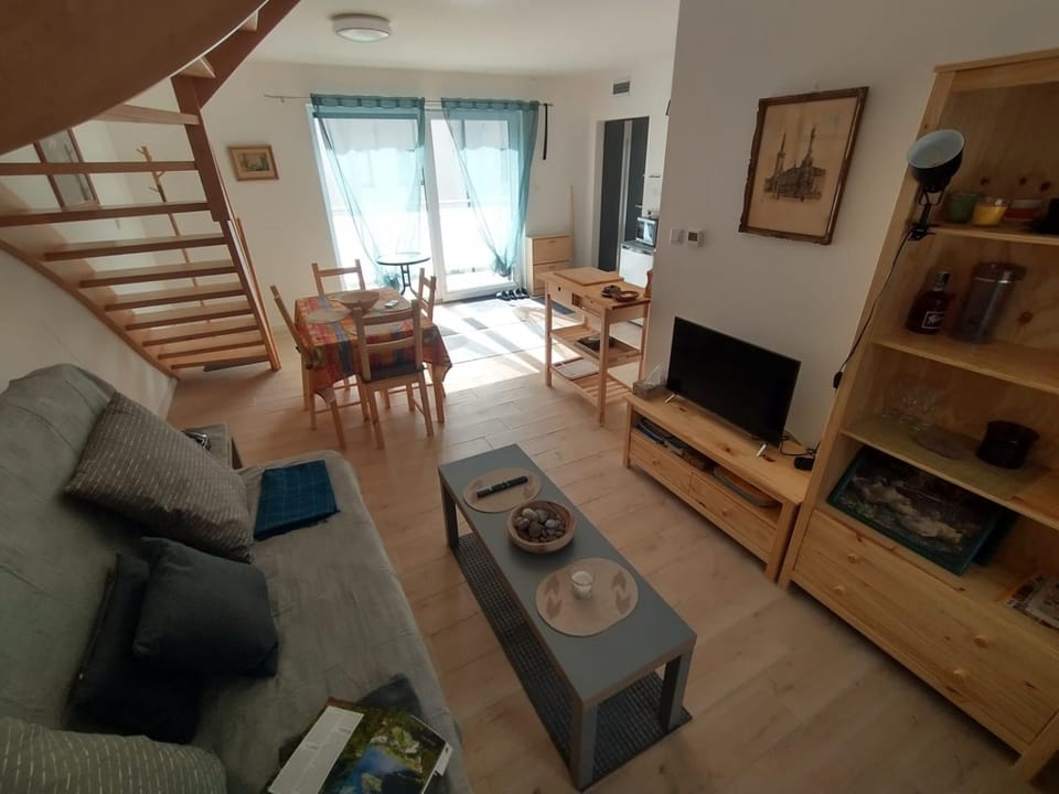 Communal lounge/ TV room, TV and multimedia, Living room, Seating area, Dining area