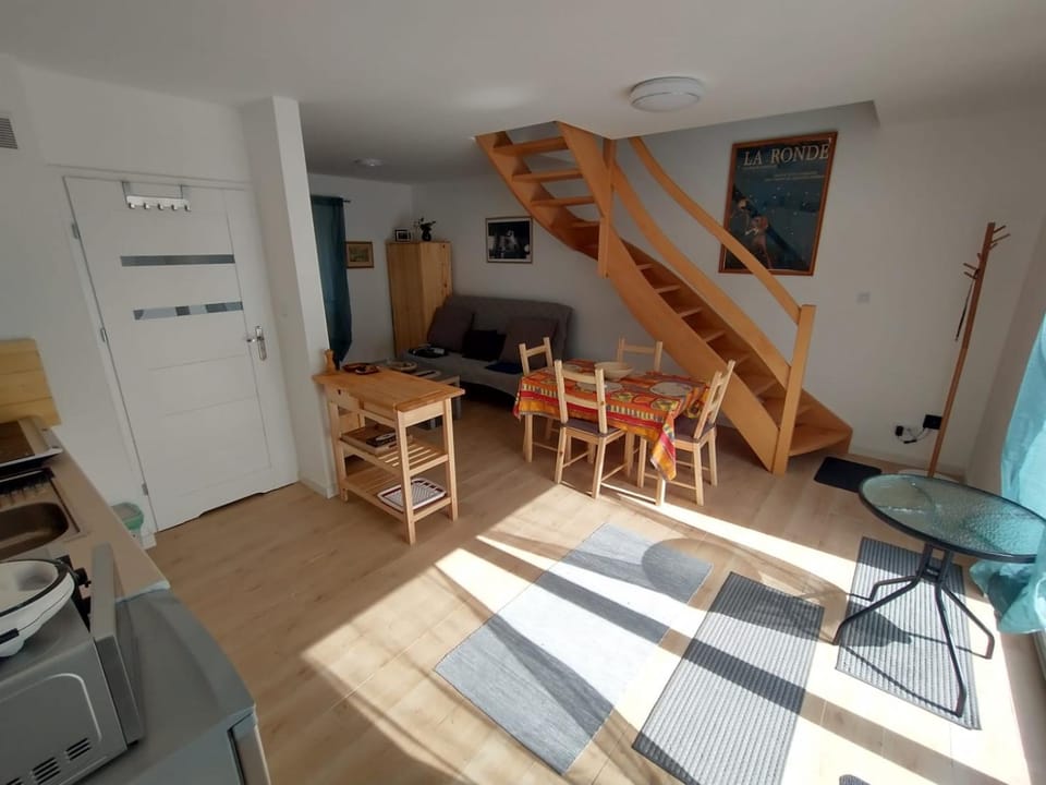 Kitchen or kitchenette, Living room, Seating area, Dining area, Communal kitchen