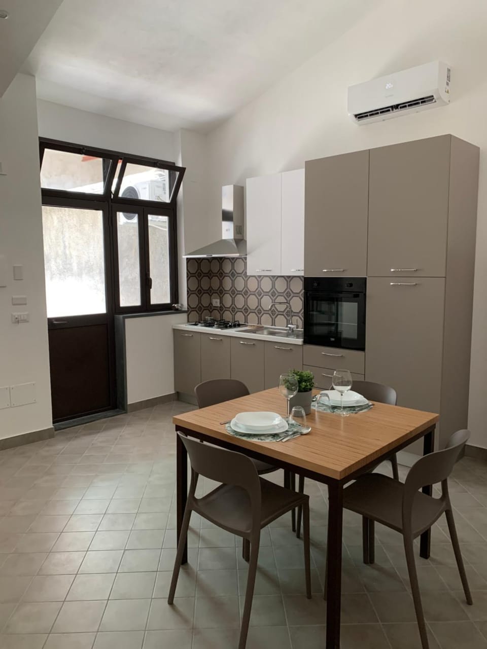 Kitchen or kitchenette, Dining area