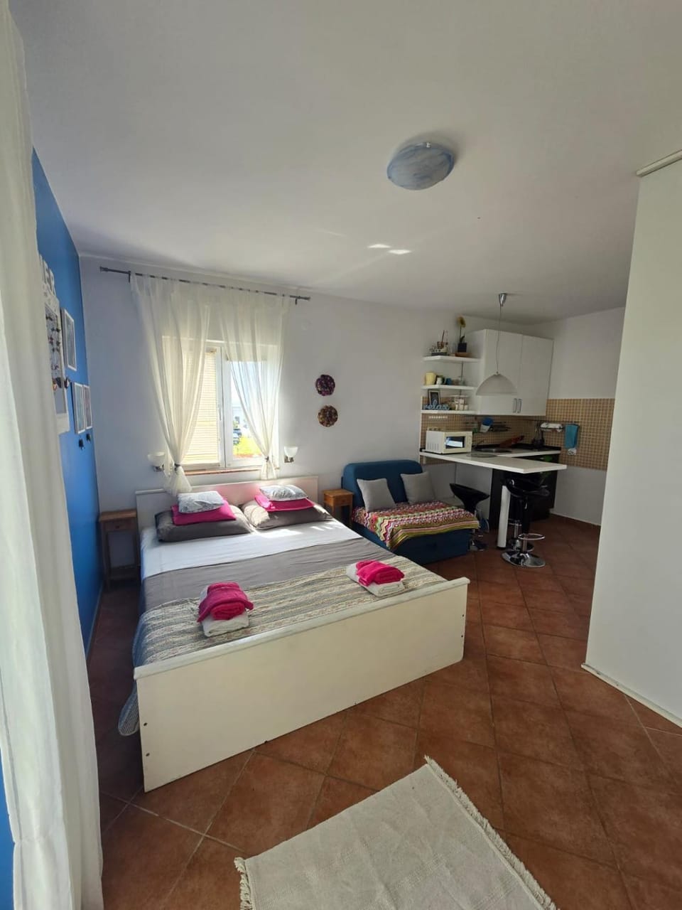 Bed, Kitchen or kitchenette, Living room, Photo of the whole room, Seating area, Bedroom, towels