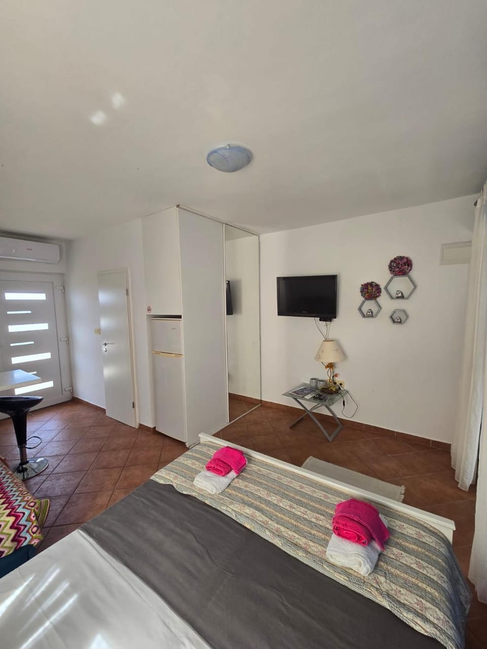 Bed, TV and multimedia, Photo of the whole room, Bedroom, towels, wardrobe