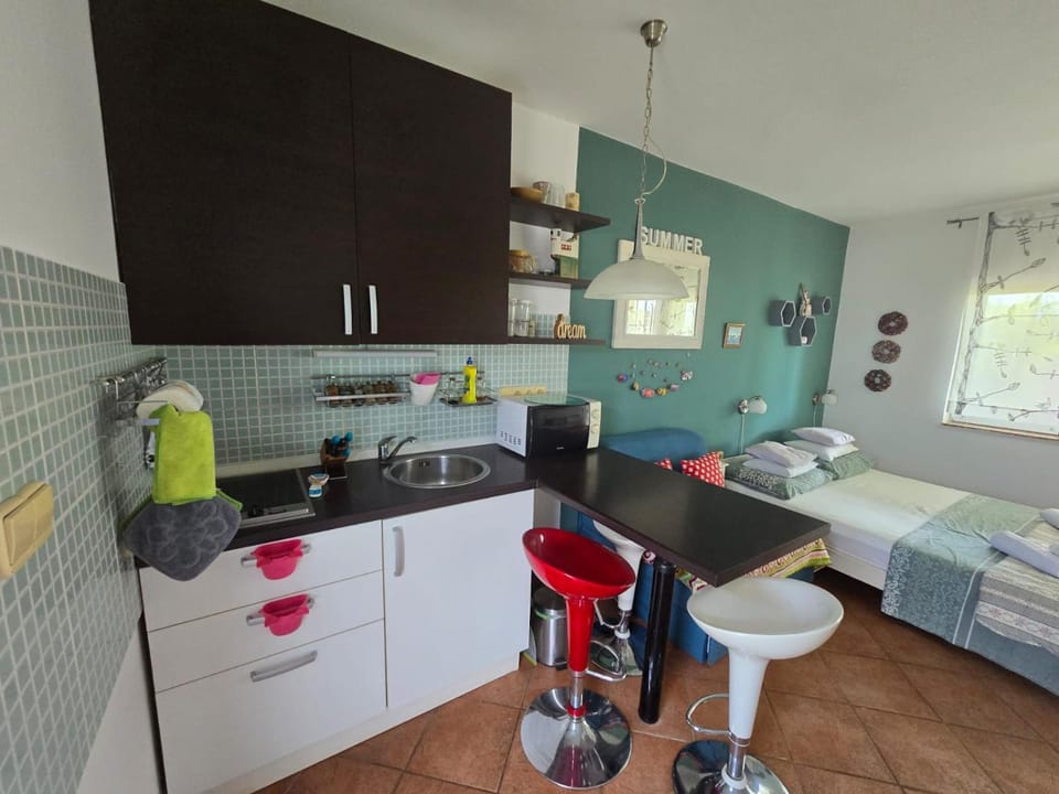 Kitchen or kitchenette, Dining area, stove