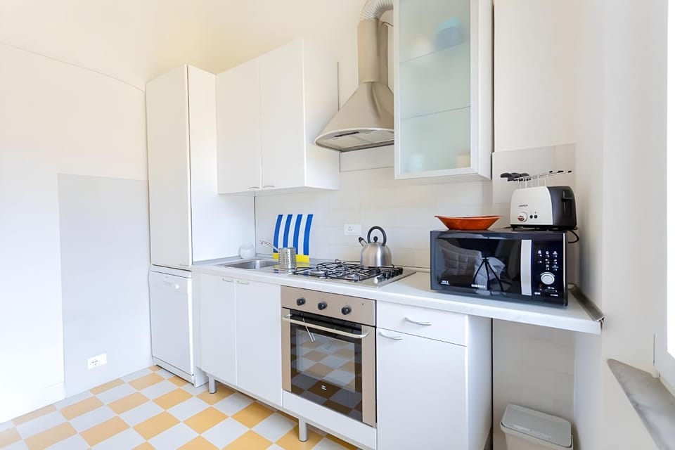 Coffee/tea facilities, microwave, oven, stove, toaster, kitchen