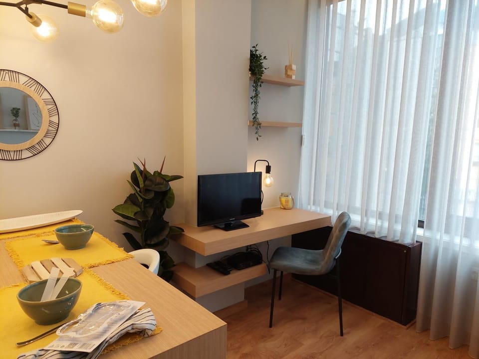 TV and multimedia, Living room, Seating area, Dining area