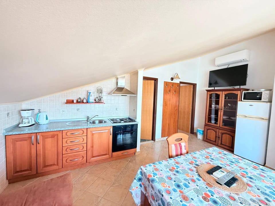 TV and multimedia, Kitchen or kitchenette, oven, stove