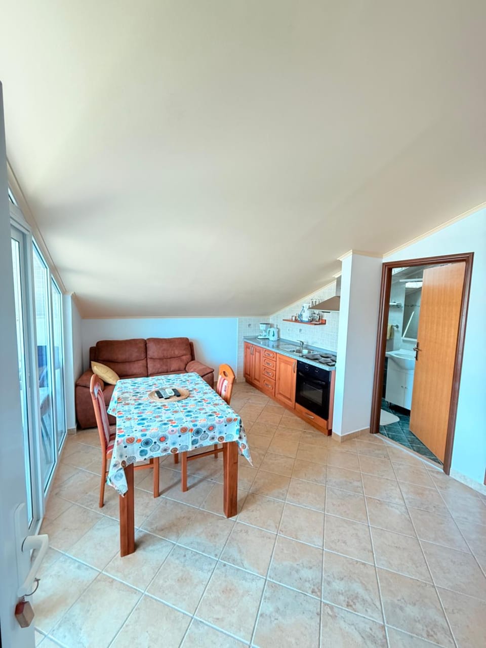 Kitchen or kitchenette, Seating area, Dining area, oven, stove