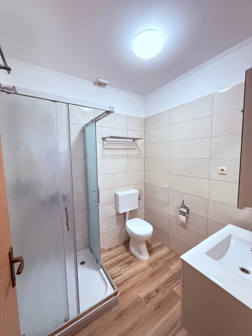 Shower, Toilet, Bathroom, towels
