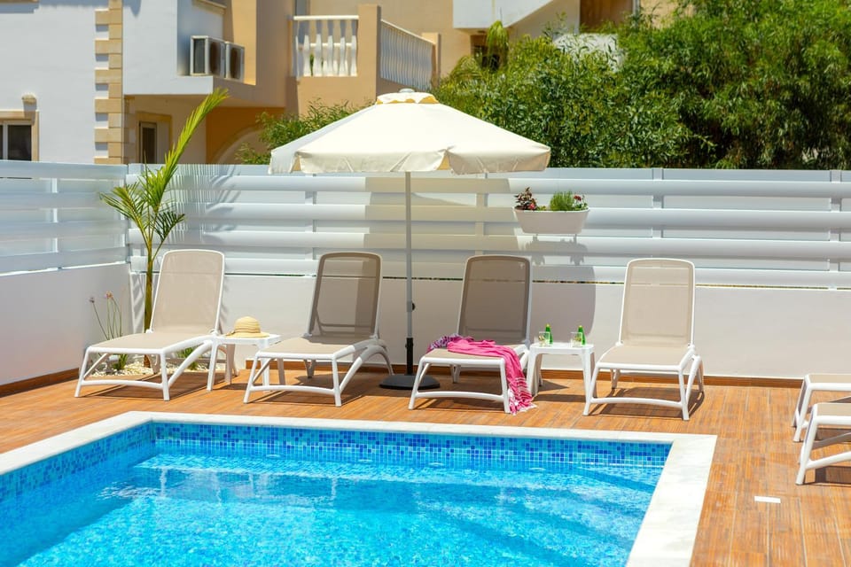 Pool view, Swimming pool, sunbed
