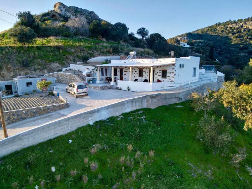 Property building, Natural landscape, Bird's eye view, Mountain view, Parking