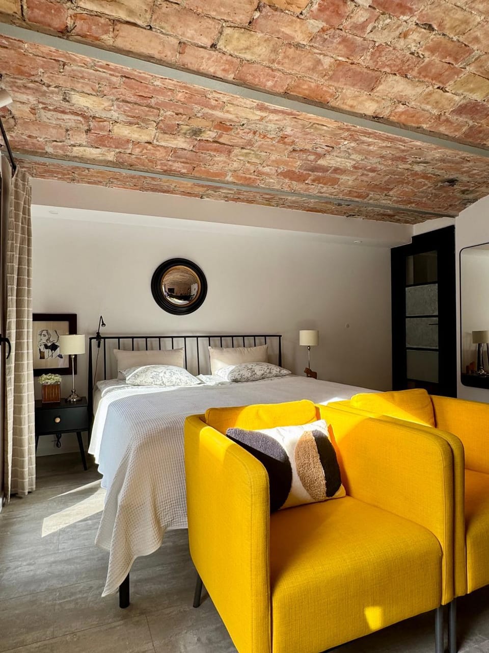 Bed, Living room, Photo of the whole room, Seating area, Bedroom