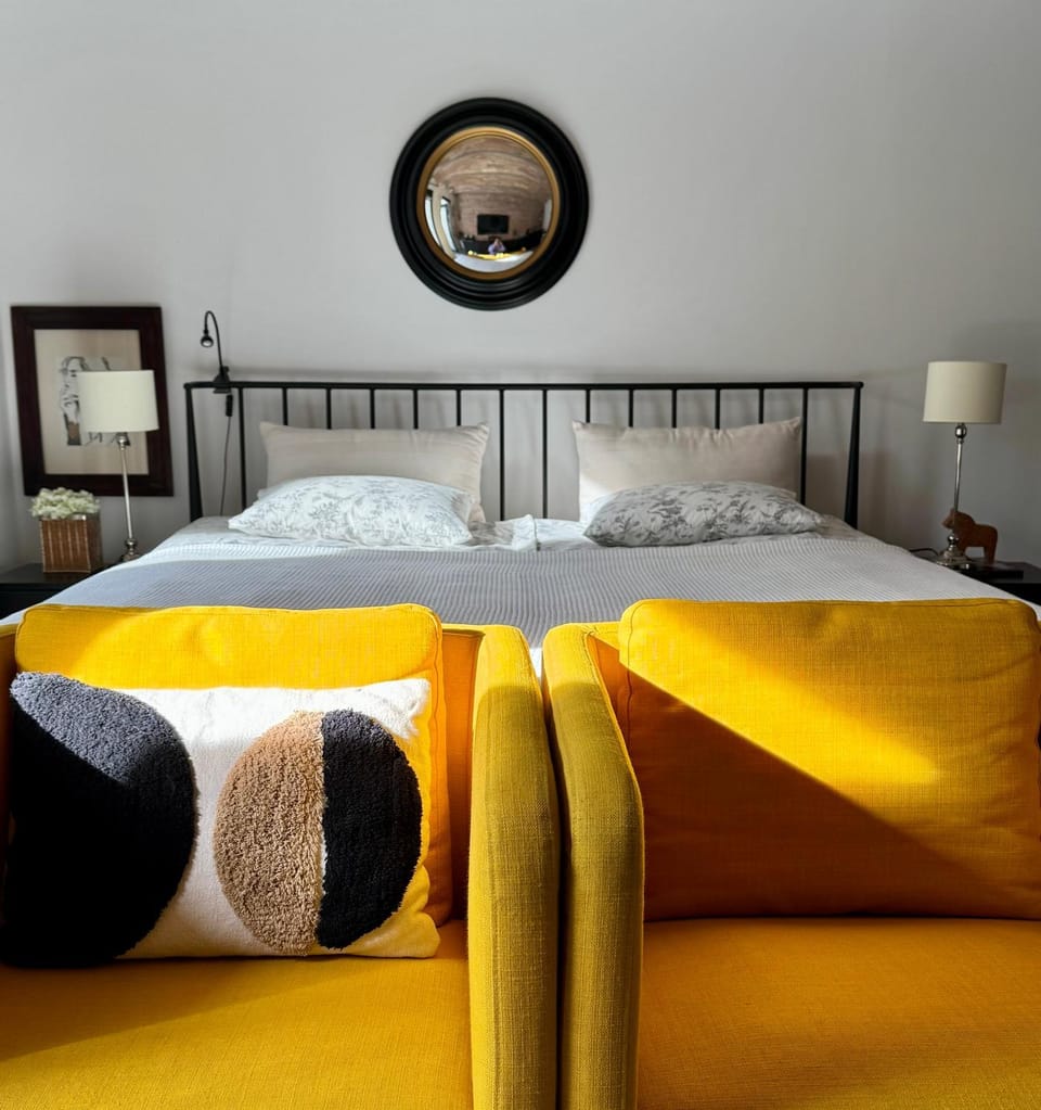 Bed, Living room, Photo of the whole room, Seating area, Bedroom