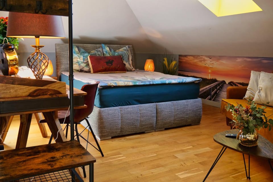 Bed, Living room, Photo of the whole room, Seating area, Bedroom