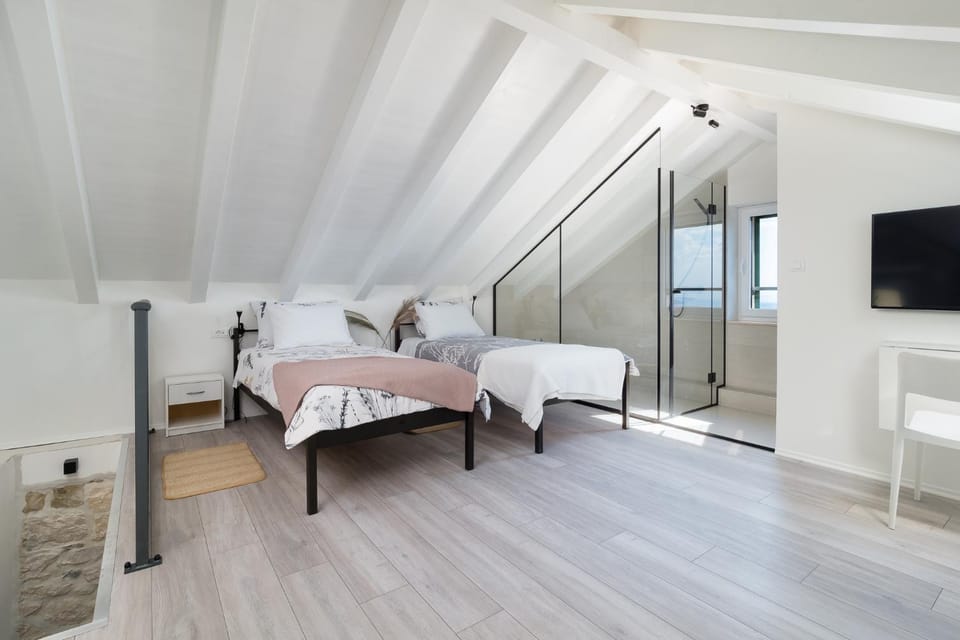 Shower, Bed, Photo of the whole room, Bedroom