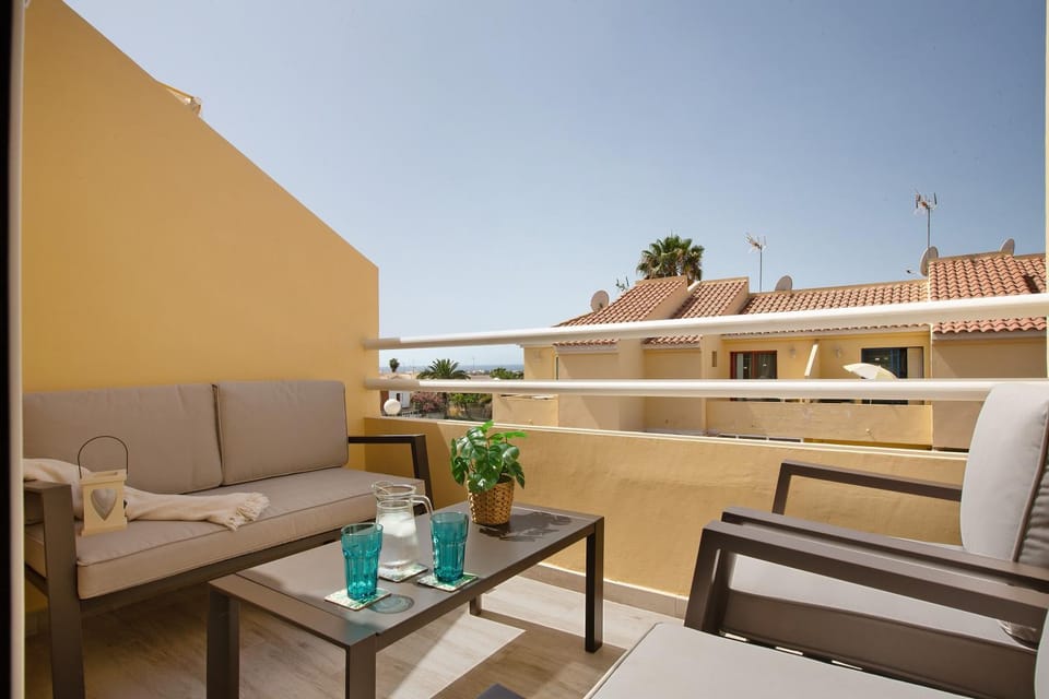 Property building, Balcony/Terrace, Living room