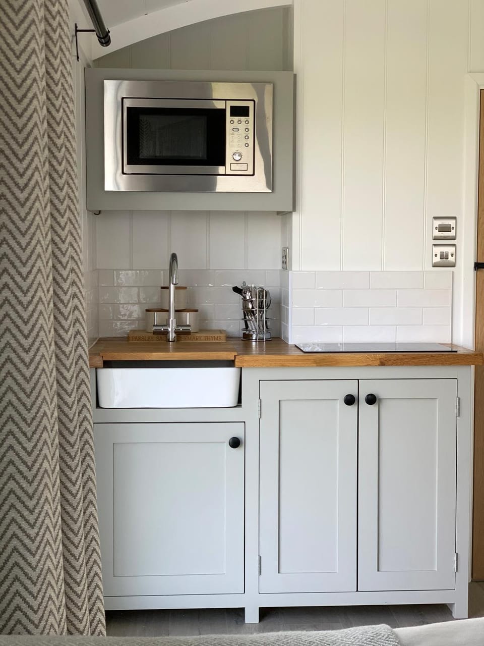 Kitchen or kitchenette, microwave, stove