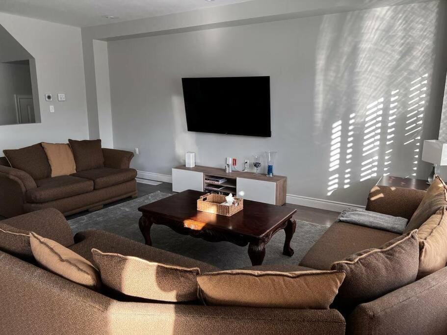 Communal lounge/ TV room, TV and multimedia, Living room, Seating area, Evening entertainment