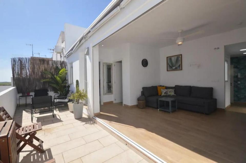 Facade/entrance, Balcony/Terrace