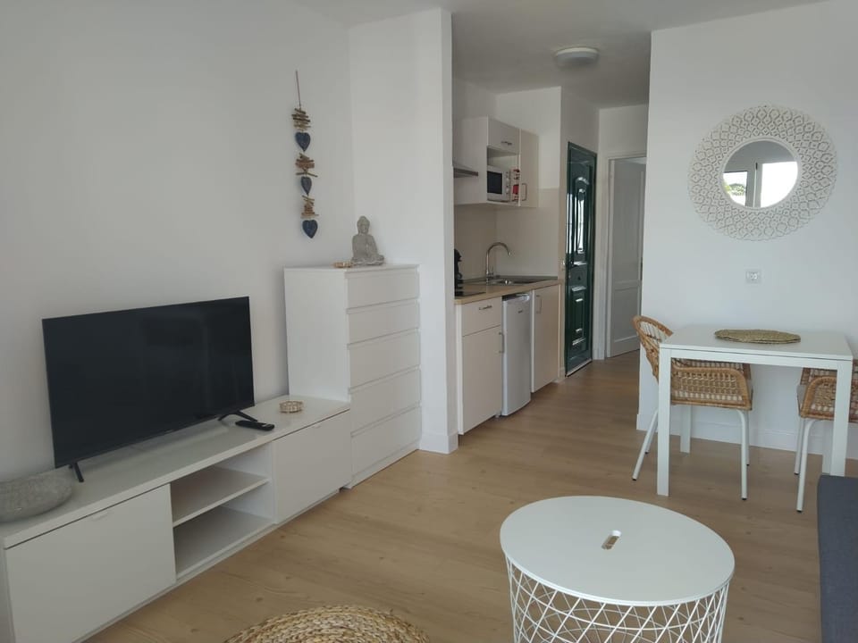 TV and multimedia, Seating area, Dining area