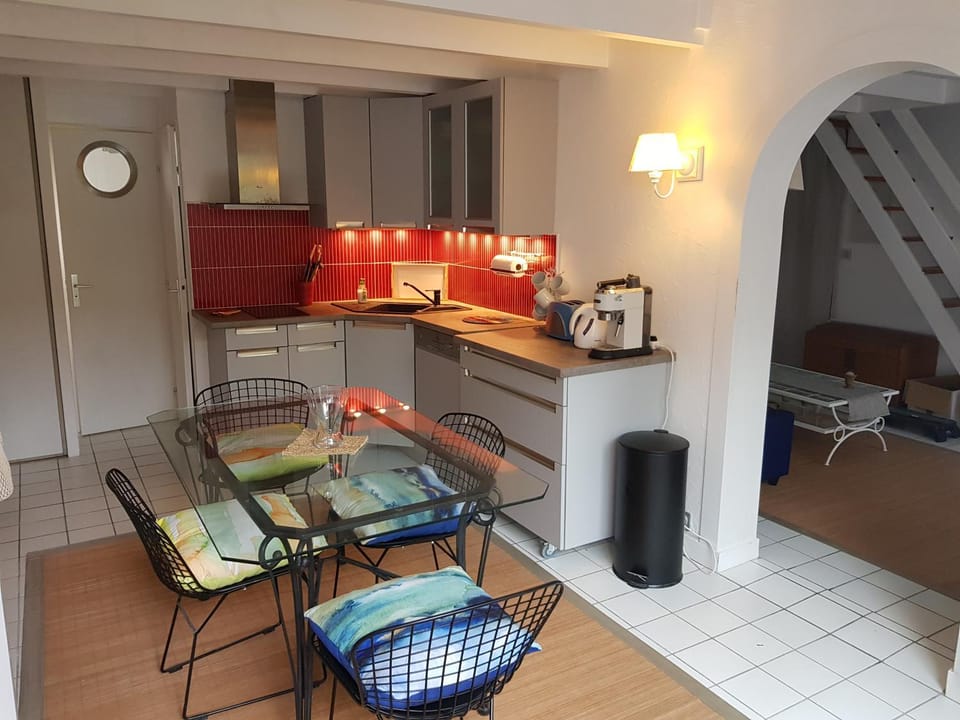 Coffee/tea facilities, Kitchen or kitchenette, stove, toaster