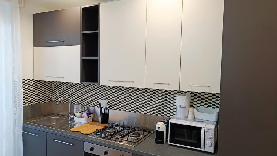 Kitchen or kitchenette, minibar, stove