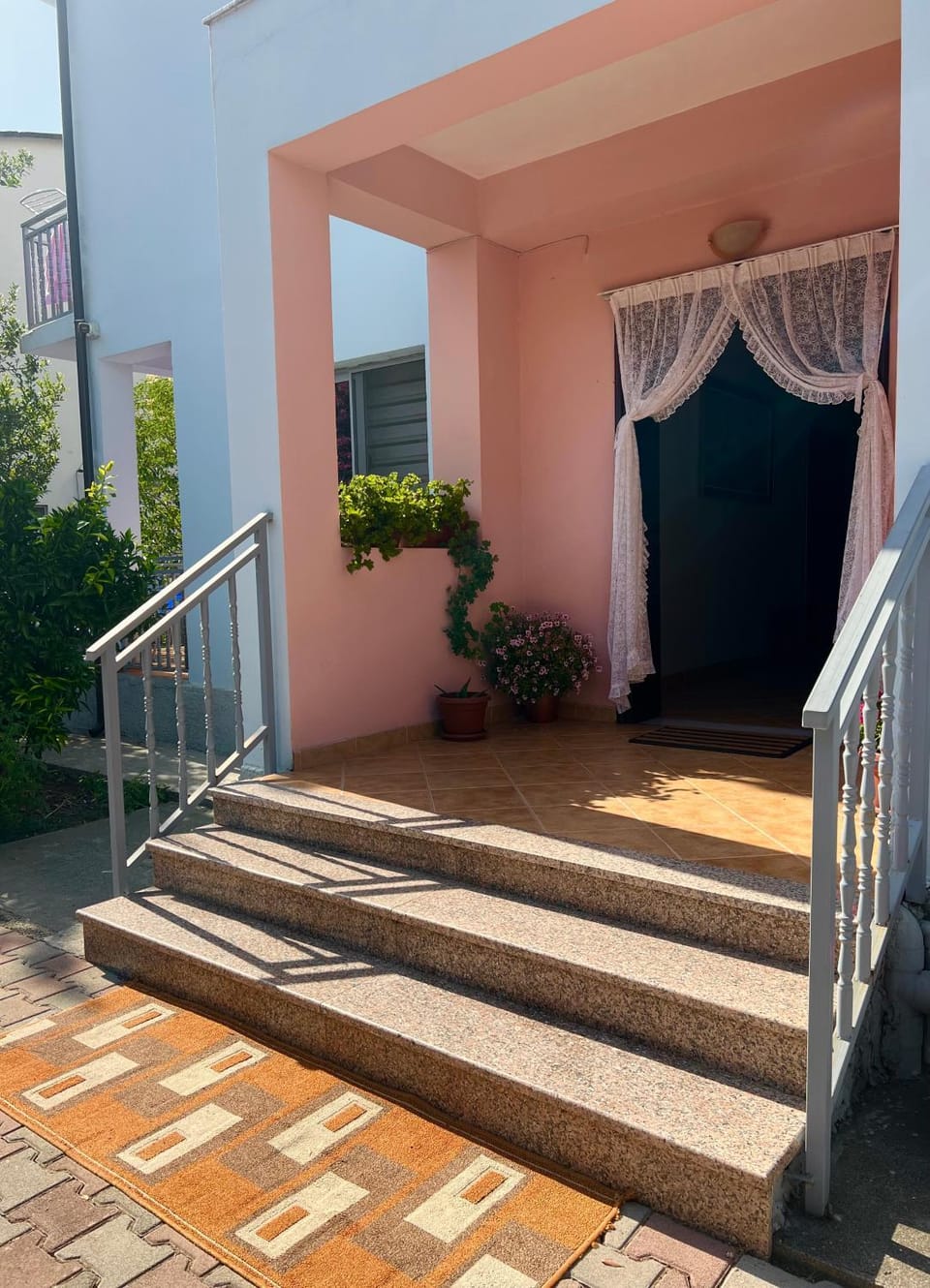 Facade/entrance