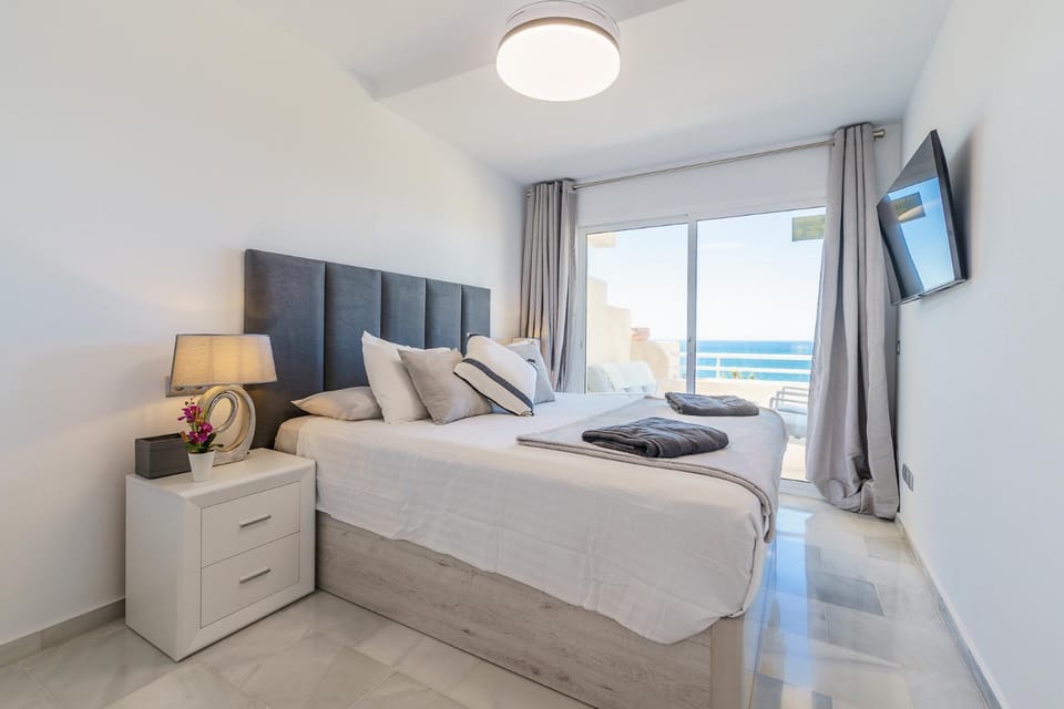 Bed, TV and multimedia, Photo of the whole room, Bedroom, towels, air conditioner