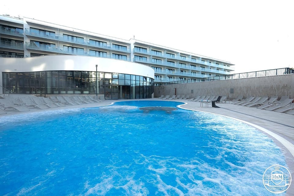Property building, Day, Pool view, Swimming pool