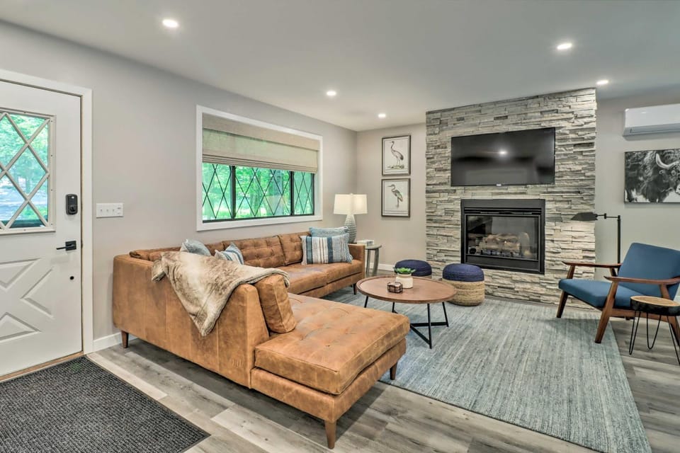 Hot Tub & Fire Pit! Gem in Big Bass Lake Community House in Pocono Mountains