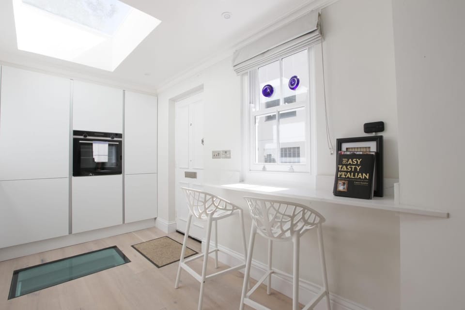 Newly Refurbished 1 Bedroom in Vibrant Notting Hill House in City of Westminster