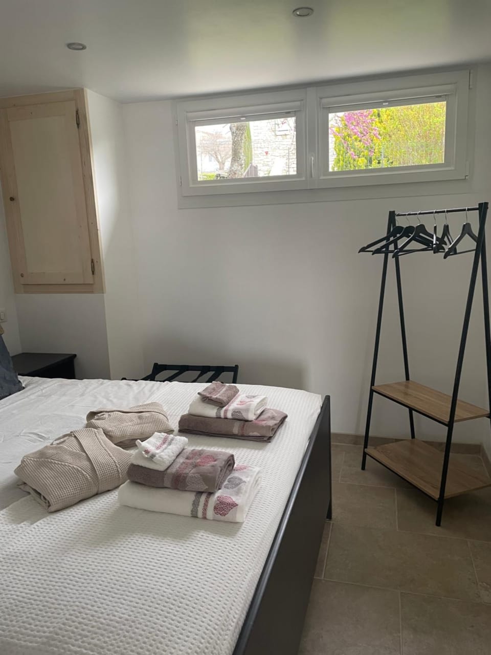 Bed, Photo of the whole room, Bedroom, storage