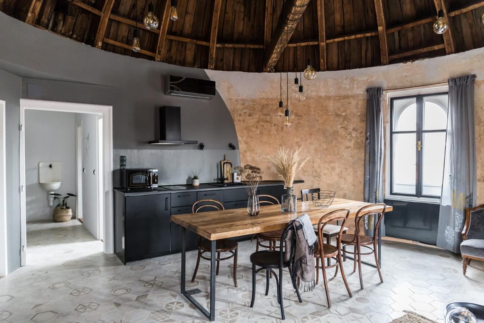 Kitchen or kitchenette, Dining area, stove