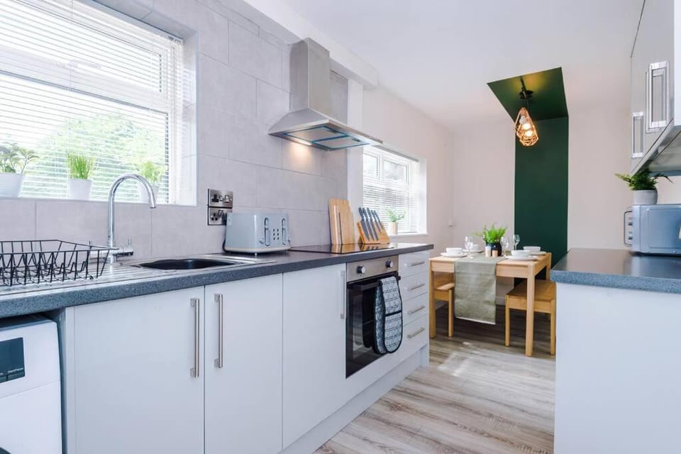 Cheerful 3 bedroom home with parking near Chester House in England