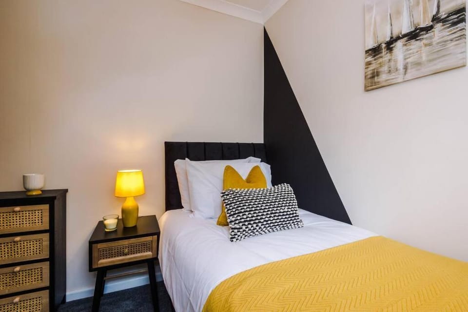 Cheerful 3 bedroom home with parking near Chester House in England