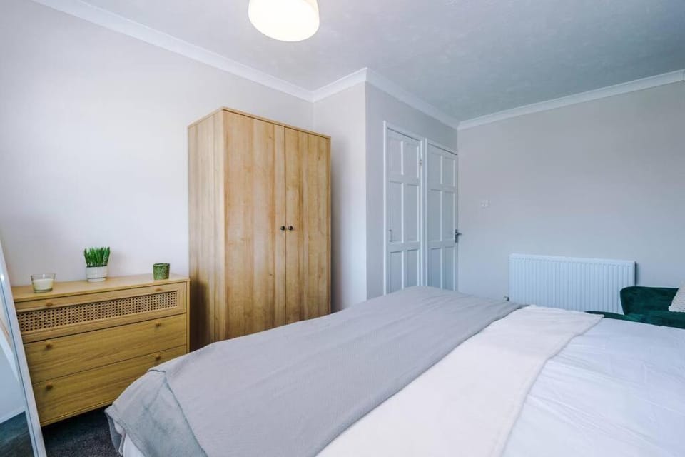 Cheerful 3 bedroom home with parking near Chester House in England
