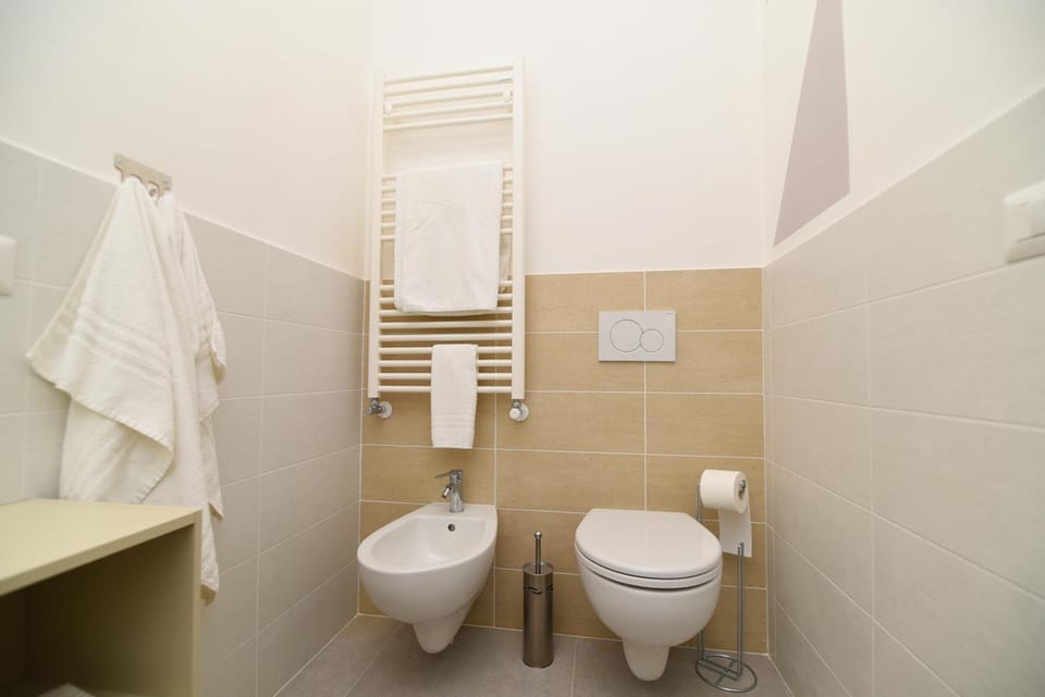 Shower, Toilet, Bathroom, bidet, towels