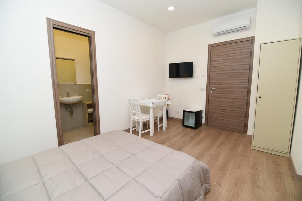 TV and multimedia, Photo of the whole room, Bedroom, air conditioner