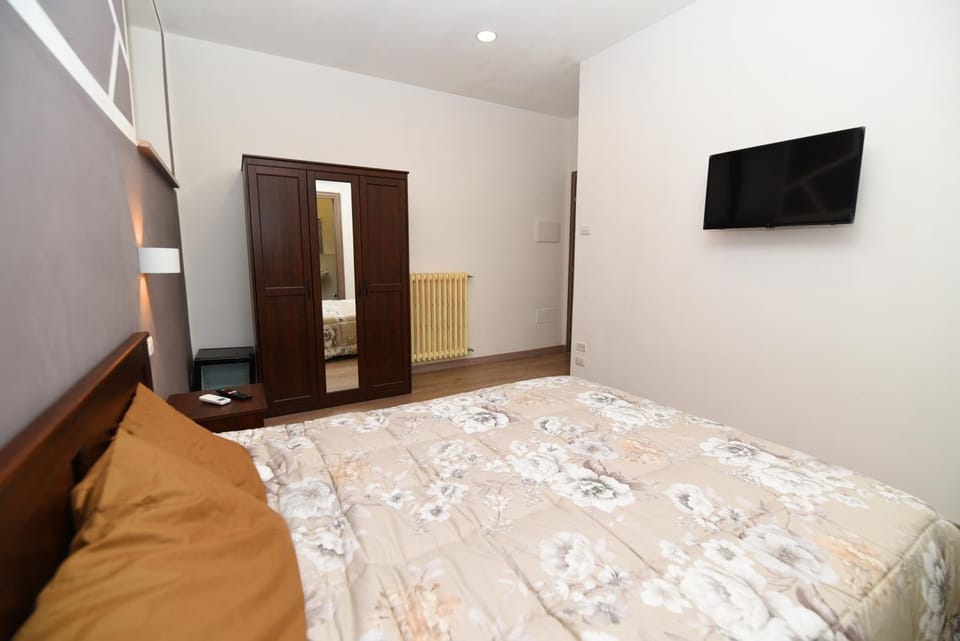 Communal lounge/ TV room, Bed, TV and multimedia, Photo of the whole room, Evening entertainment, Bedroom, wardrobe