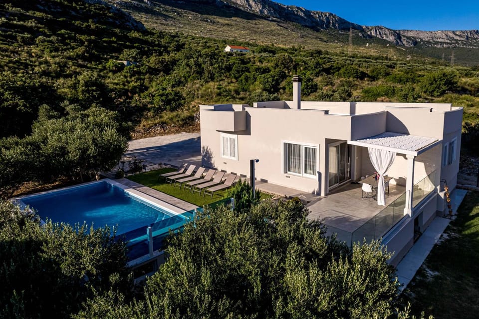 Property building, Natural landscape, Mountain view, Swimming pool