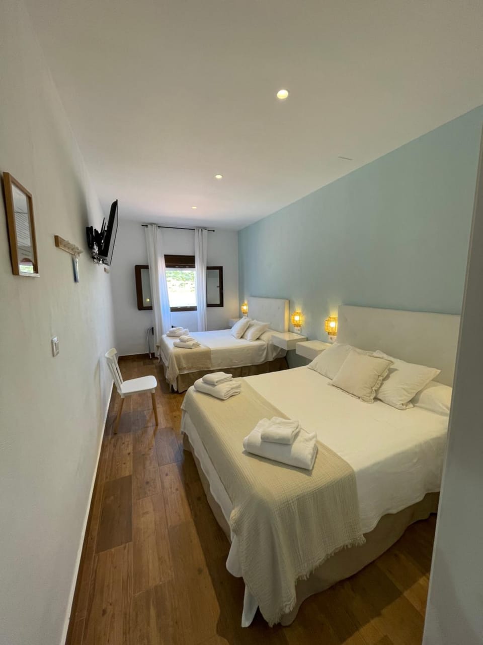 Photo of the whole room, Bedroom