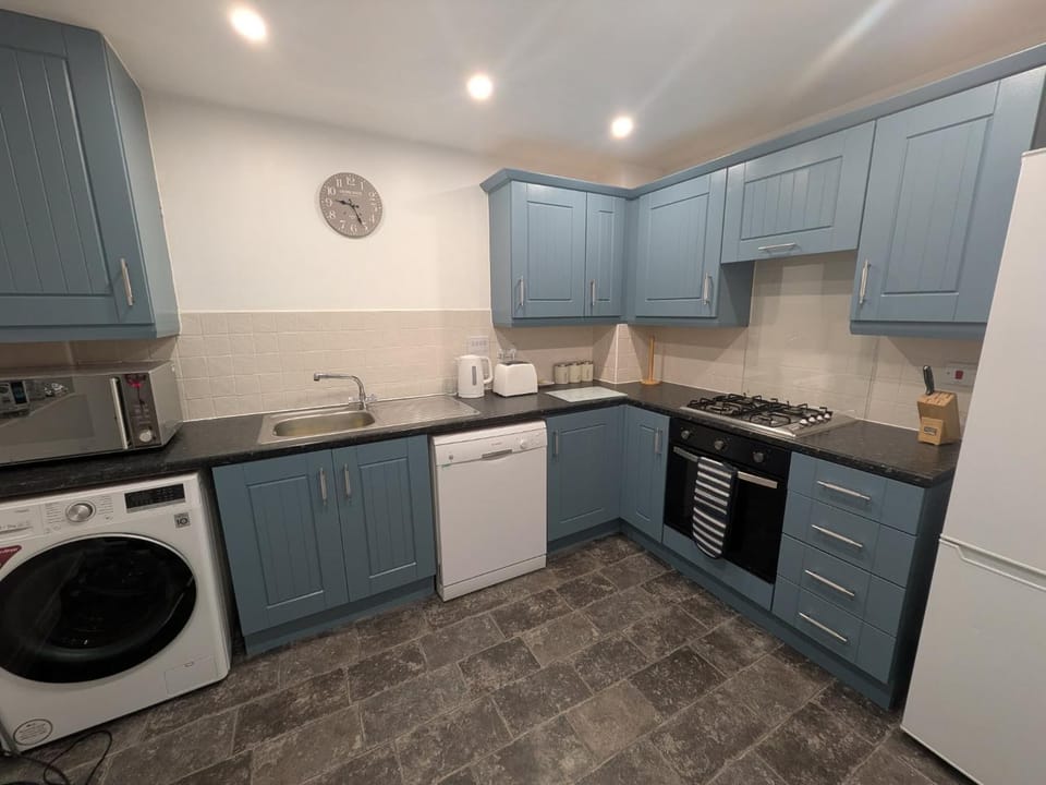Coffee/tea facilities, Kitchen or kitchenette, dishwasher, oven, stove, toaster, washing machine, dryer